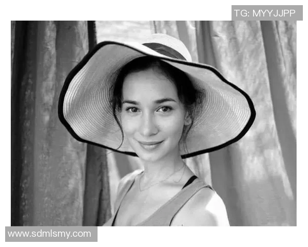 足球明星郑州女友甜美照片曝光引发热议网友纷纷点赞评论不断