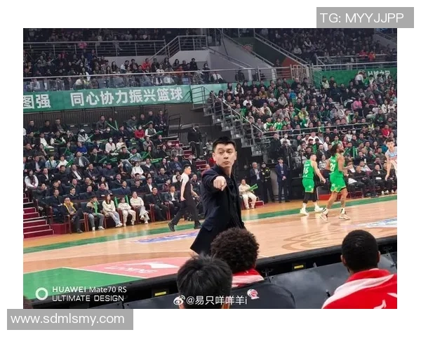 重庆篮球队灵活性引发热议球迷对战术调整的看法与期待